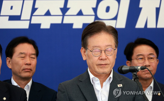 이재명 더불어민주당 대표가 6일 국회 앞 단식투쟁 천막에서 열린 최고위원회의에서 잠시 생각에 잠겨있다.<연합뉴스>